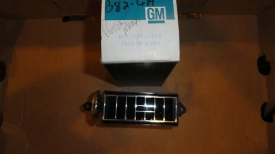 NOS 1982-85 BUICK CENTURY DEFLECTOR DE VENTILACIÓN DEL TABLERO CENTRO DERECHO 25514852 Foto 1 de 4