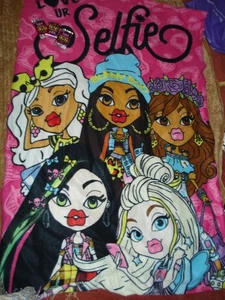 Bratz fleece blanket with 3 sealed packs of bratz cards - Picture 1 of 4