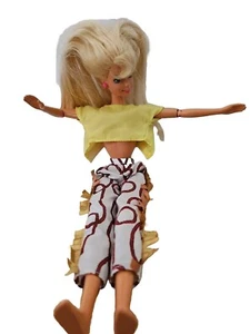 Barbie Puppe Twist And Turn Cowgirl Fransen Hose gelb kurzes Shirt 1993 - Bild 1 von 4