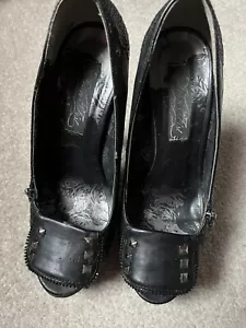 Tacones altos de plataforma con tachuelas negras para dama (5 1/4 pulgadas) talla 4 por puño de hierro - Imagen 1 de 4