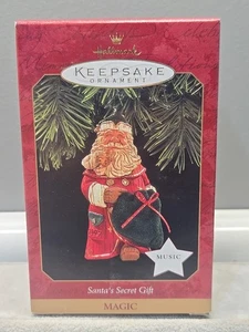 1997 HALLMARK KEEPSAKE SANTA'S SECRET GIFT MAGIC HAS SOUND ORNAMENT - Picture 1 of 9