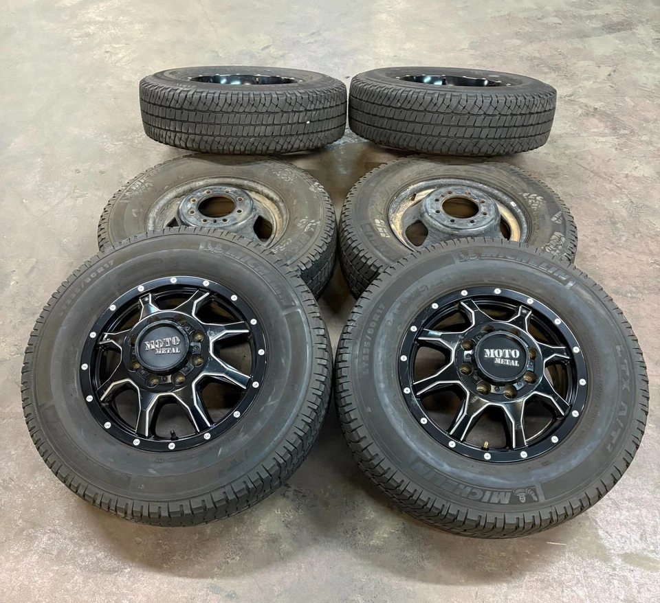 Juego de ruedas usadas Moto Metal Doble MO995 '89-'18 RAM 3500 Doble 235/80R17 LT Foto 1 de 4