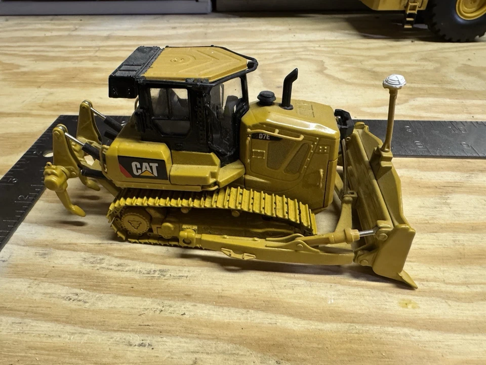 Topadora Norscot 55224 Caterpillar D7E con desgarrador 1/50 diecast sin usar, en caja Foto 1 de 3
