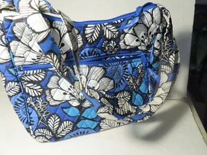 Borsa a tracolla Vera Bradley. Trapuntato blu 2 tasche interne e tasca esterna con cerniera - Foto 1 di 12