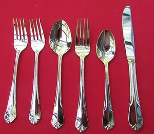 Juego de 6 piezas de acero inoxidable con patrón Sophia dorado como nuevo de Hampton Silversmiths - Imagen 1 de 11