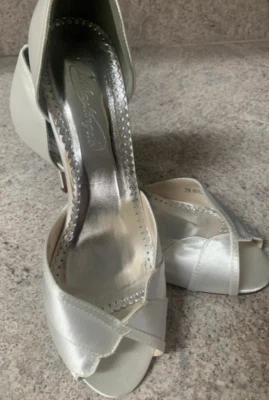 David's Bridal Michaelangelo white satin pumps wedding bridal shoes Shellie Sz 7 - Image 1 of 4
