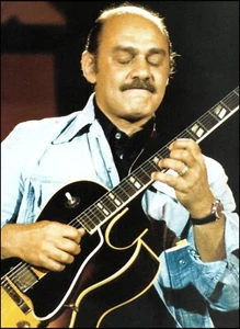 Joe Pass mit seiner Gibson ES-175D E-Gitarre 8x11 Pin-Up Foto - Bild 1 von 3