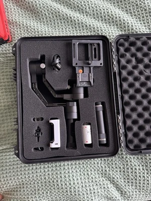 Estabilizador de cámara de 3 ejes Zhiyun Crane 2 con cardán negro y estuche de transporte Foto 1 de 3