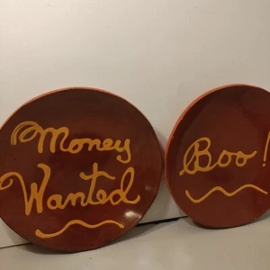 Lester Breininger Redware 1988 1 piatti da 10,5" (2) Money Wanted & Boo Folk Art PA - Foto 1 di 20