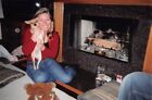 Photo originale des années 1990 4x6 femme tenant animal de compagnie cheminée salon D37 #25