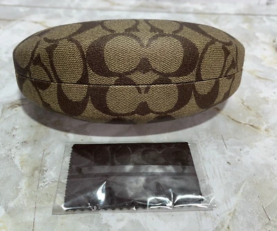 Logotipo COACH Signature bronzeado/marrom concha dura estojo de óculos de sol pano Coach - Imagem 1 de 4