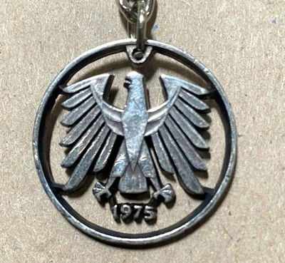 W09    Cut 1975 German 5 Mark Coin on a key ring with chain - Image 1 of 2