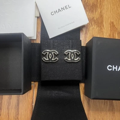 100% Authentic 22A CHANEL CC Logo Black Enamel Gold Tone Earrings AB8672 Receipt - Image 1 of 4