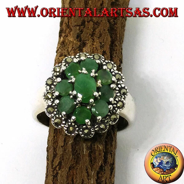 Anello in argento 925 ‰ con 1 smeraldo ovale ed 8 smeraldi tondi e marcassiti - Immagine 1 di 1