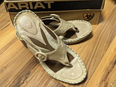 SANDALIA DE CUERO ARIAT TAMPA SLIP ON TANGA 7B Tan con hebilla trenzada Foto 1 de 4