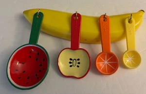 Vintage Juicy Fruits 5 Piece Measuring Spoon Set Banana Holder Wall Hook Magnet - Picture 1 of 7