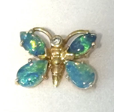 Colgante mariposa de oro de 14 quilates con diamantes y ópalo vibrante Foto 1 de 4