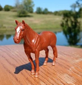 Vintage Ertl 3 Zoll braun/rötlich Pferd Figur spielen Bauernhof Spielzeug stehend  - Bild 1 von 7