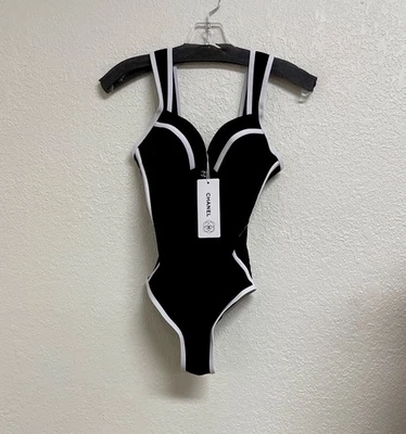 CHANEL Elegante Traje de Baño Negro con Acentos Blancos Foto 1 de 4