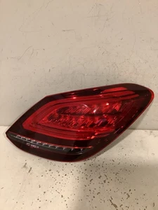 Luz trasera Mercedes Clase C 2019-2021 pasajero cuarto derecho OEM B77R-19038 TL - Imagen 1 de 6