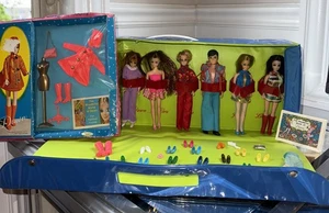 Vintage Lot 1971 Topper Dawn & Her Friends Puppenkoffer 6 Puppen neues Outfit & Schuhe Lot - Bild 1 von 24