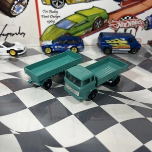 Matchbox Mercedes Benz hellgrüner LKW und passender Anhänger - Bild 1 von 4