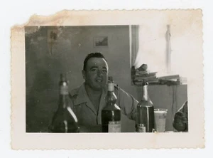 PHOTO snapshot, Souk el Djemâa 1955 un militaire après l'effort le réconfort - Picture 1 of 2