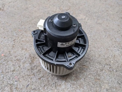 ДВИГАТЕЛЬ ВЕНТИЛЯТОРА ЗАДНЕГО ОБОГРЕВАТЕЛЯ HYUNDAI SANTA FE 2006 - Изображение 1 из 2