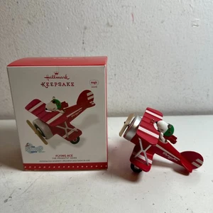 Hallmark Keepsake 2015 Peanuts Flying Ace Snoopy Avión Rojo Adorno de Navidad - Imagen 1 de 16