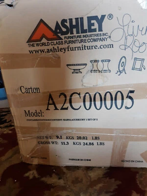 Ashley Furniture 4 piece set table accesory bowls candle stick holder  stand Foto 1 de 4