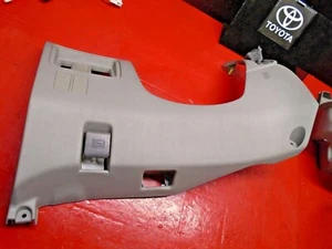 01 02 03 TOYOTA PRIUS DRIVER SIDE UNDER DASH KICK PANEL TRIM W/ HOOD RELEASE OEM - Foto 1 di 7