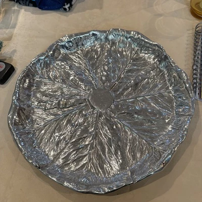 Bandeja redonda Wilton Co. Armetale Bruce Fox Design folha de repolho 14" - Imagem 1 de 4