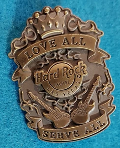 LAS VEGAS HOTEL LOVE ALL SERVE ALL BRONZE SHIELD TWIN GUITARS Hard Rock Cafe PIN - Bild 1 von 1