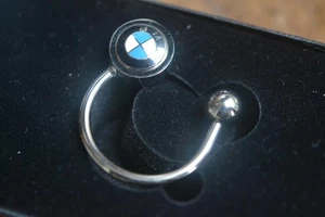 NEU mit Original Geschenk Präsentationsbox BMW Classic Roundel Hufeisen Schlüsselanhänger - Bild 1 von 4