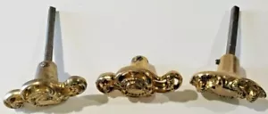 Lote de tres tirones de cajón adornados con herrajes de latón vintage - Imagen 1 de 5