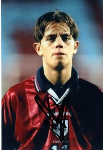 ENGLAND & ASTON VILLA: LEE HENDRIE SIGNED 6x4 ACTION PHOTO+COA - Picture 1 of 1