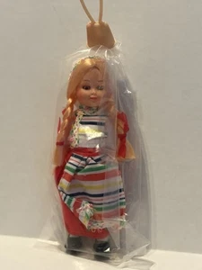 Muñecas vintage años 60 de todo el mundo SUECIA ojos dormidos hechas en Hong Kong - Imagen 1 de 3