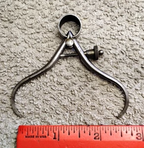 Pinza esterna vintage Lufkin Rule Co 2 1/2" gamba tonda dado diviso SPEDIZIONE GRATUITA - Foto 1 di 4