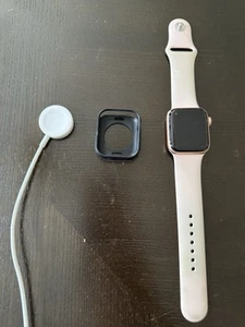 Apple Watch Series 5, 40mm Rose gold Color with Pink Sport Band and Zagg case - Zdjęcie 1 z 6