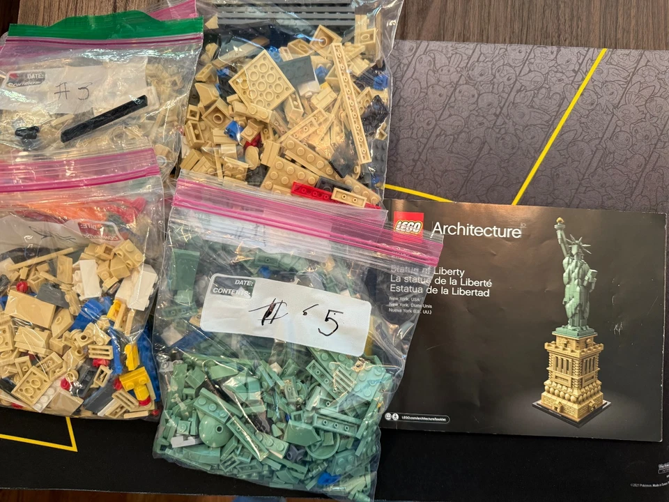LEGO ARCHITECTURE: Statue of Liberty (21042) - 100% Complete - Image 1 of 1