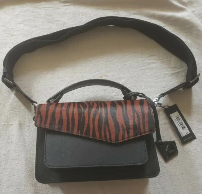 Bolso de Mano Bandolera Botkier WMNS Pequeño Nuevo con Etiquetas, Negro con Estampado de Animales Precio de venta sugerido por el fabricante $228 Foto 1 de 4