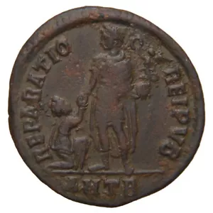 IMPERIO ROMANO - 378-383 AE2 - Valentiniano II - Emperador con mujer arrodillada - Imagen 1 de 2