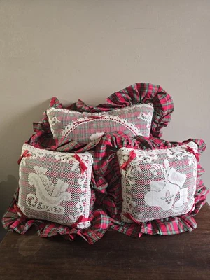 Juego de 3 Almohadas Artesanales Rojo Multicolor Cuadros Volantes Encaje Navidad  Foto 1 de 4