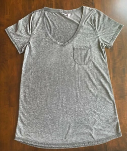 MAKE + MODEL GRAY V-NECK SHORT SLEEVE POCKET T-SHIRT WOMEN'S SIZE MEDIUM - Picture 1 of 8