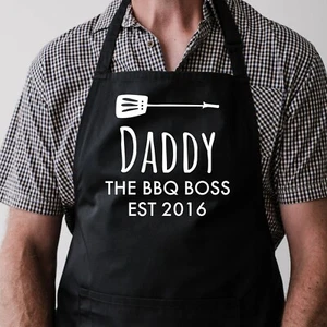 Personalisierte Daddy The BBQ Boss Schürze, Erwachsenenschürze, Geschenk für Papa, Spaß Grillen  - Bild 1 von 1