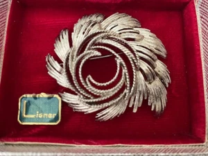 HERMOSO BROCHE/PIN LISNER VINTAGE EN CAJA DE REGALO ORIGINAL - NUEVO - Imagen 1 de 3