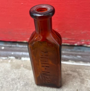 Botella de medicina vintage de vidrio marrón Ben-Hur en relieve - Imagen 1 de 1