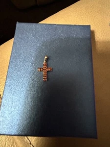 Colgante Cruz Granate Karis Mozambique en Platino Bond 0,35 ctw - Imagen 1 de 2