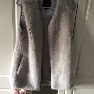NEW LOOK.Ladies Faux Fur 3/4 Length Gilet/ Bodywarmer (12)Silver Grey - Image 1 of 4