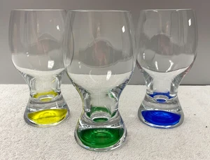 Vasos de agua usados en excelente estado S/3 con bases de colores, azul-verde-amarillo, 7" T x 3" D, 16 oz. - Imagen 1 de 12